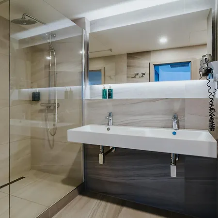 מלון Orea Pyramida 4*